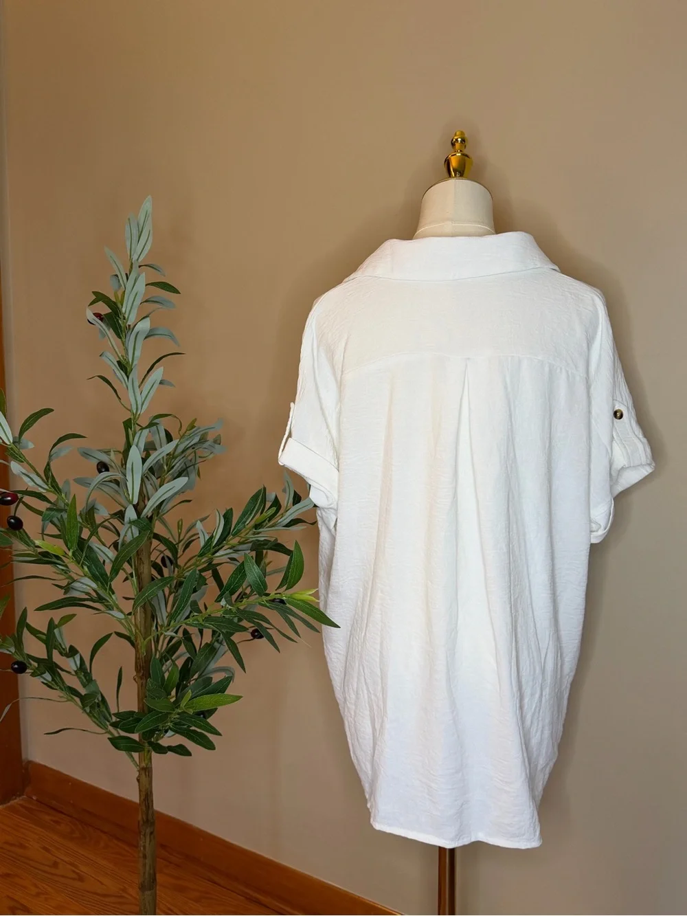 485. Magnolia Boutique White Button Front Utility Blouse Lightweight - Picture 3 of 3